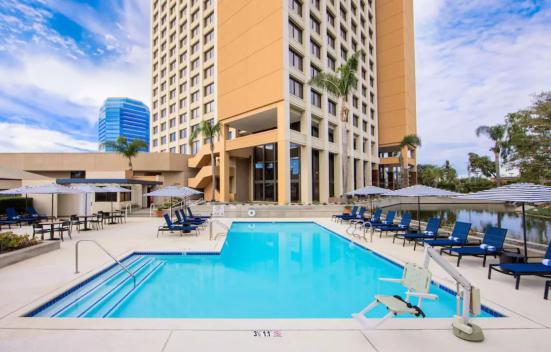 The outdoor swimming pool at Hotel FERA