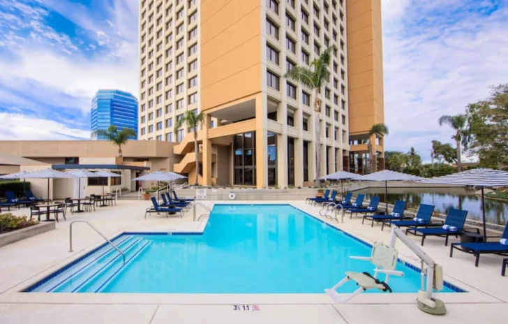 The outdoor swimming pool at Hotel FERA
